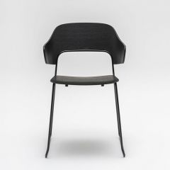 Designstoel Aila zwart eiken met armleuningen
