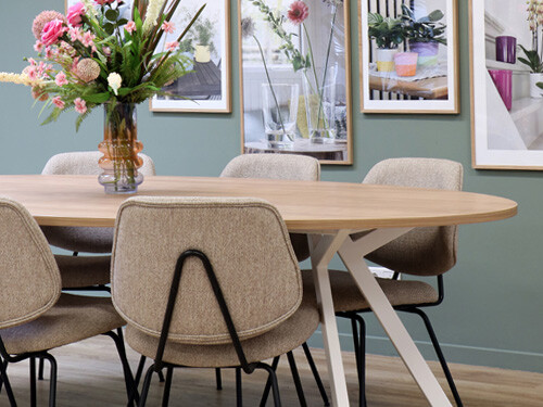 Vergader en kantinetafel Ypsilon en beige stoelen