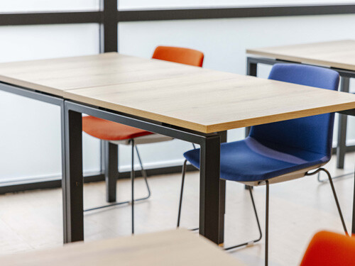 klaslokaal stoelen en tafels blauw rood
